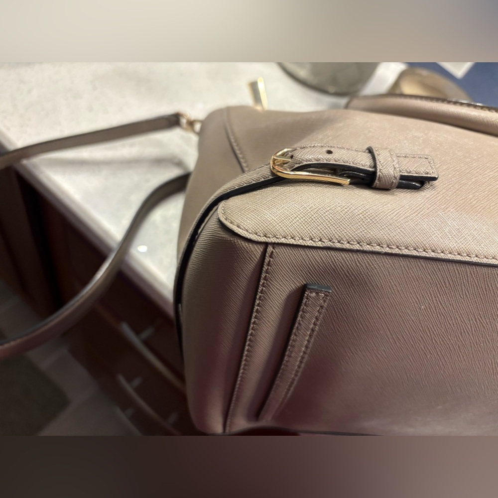 Tory Burch taupe tote.  Excellent Shape $150 - Picture 4 of 8